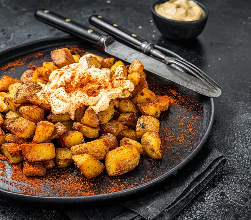 Patatas bravas con alioli